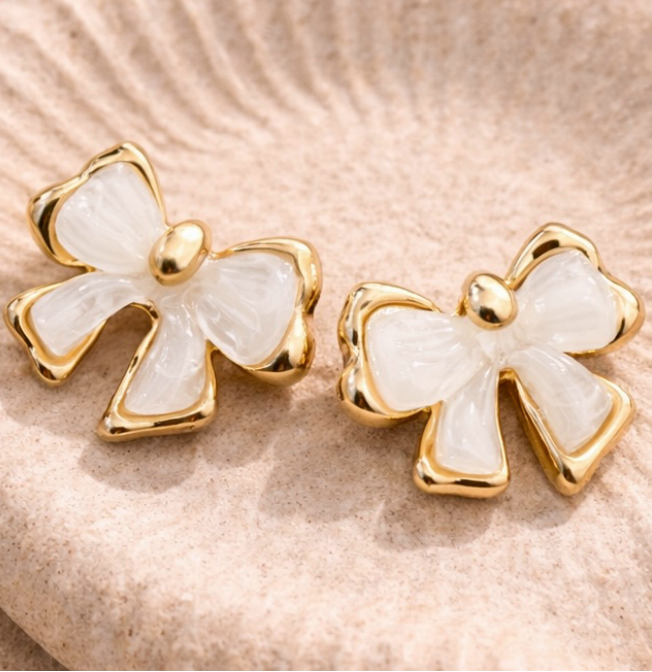 Ivory Bow Stud