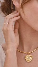 Pearl Sculpt Pendant Necklace